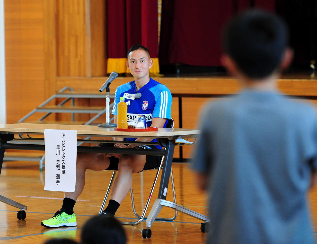 児童からの質問に笑顔で応える早川