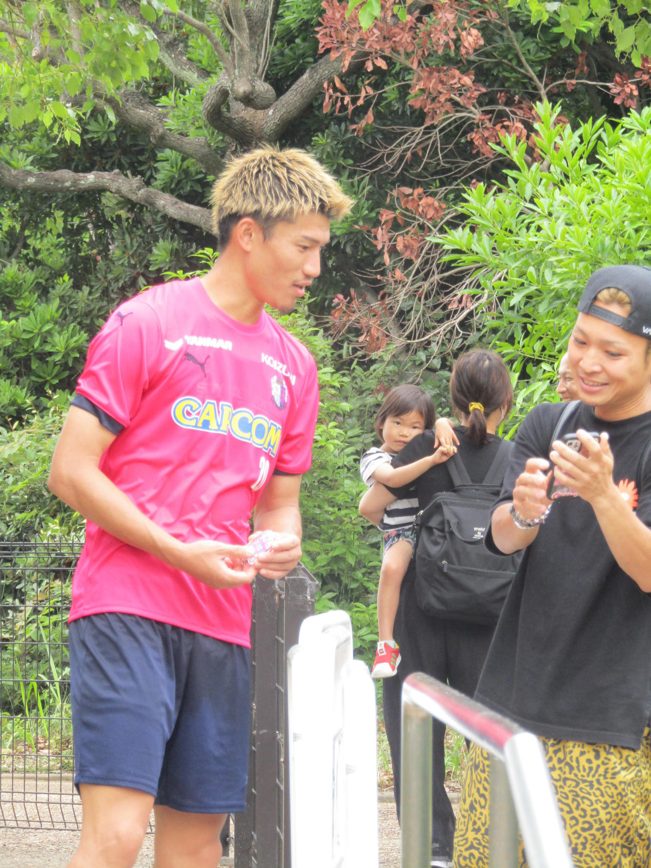 公開練習後にファンと交流するC大阪加藤