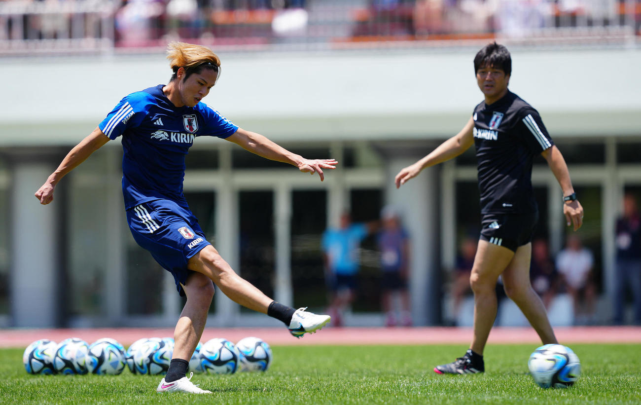 シュート練習を行う伊藤敦樹（撮影・垰建太）