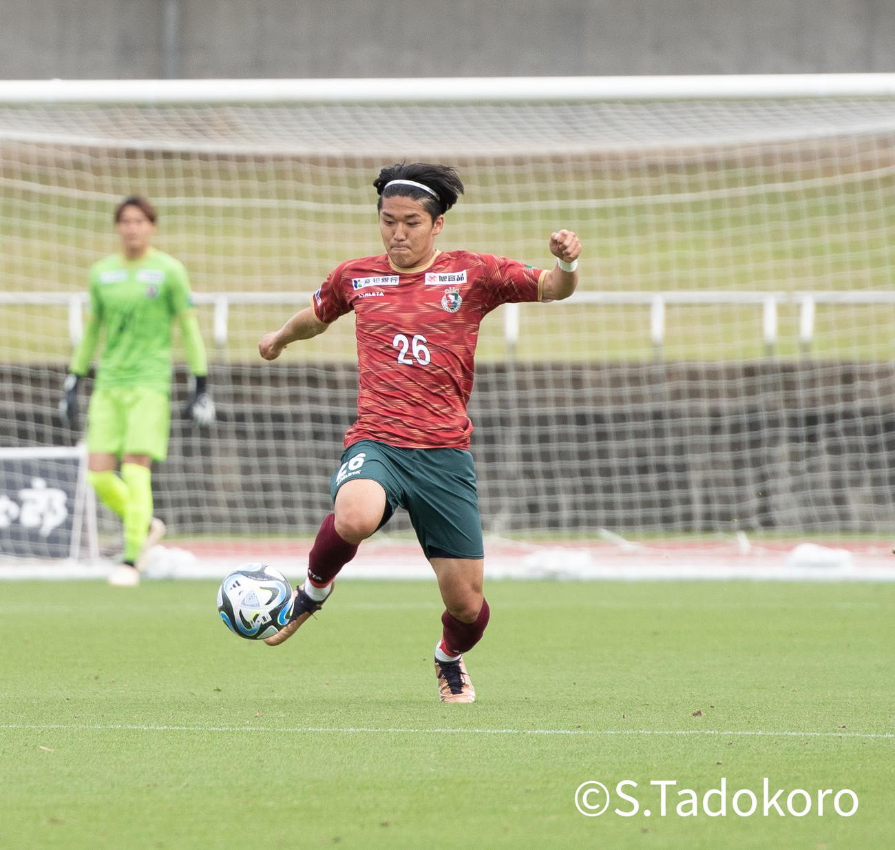 ドリブルする小林（高知ユナイテッド提供）