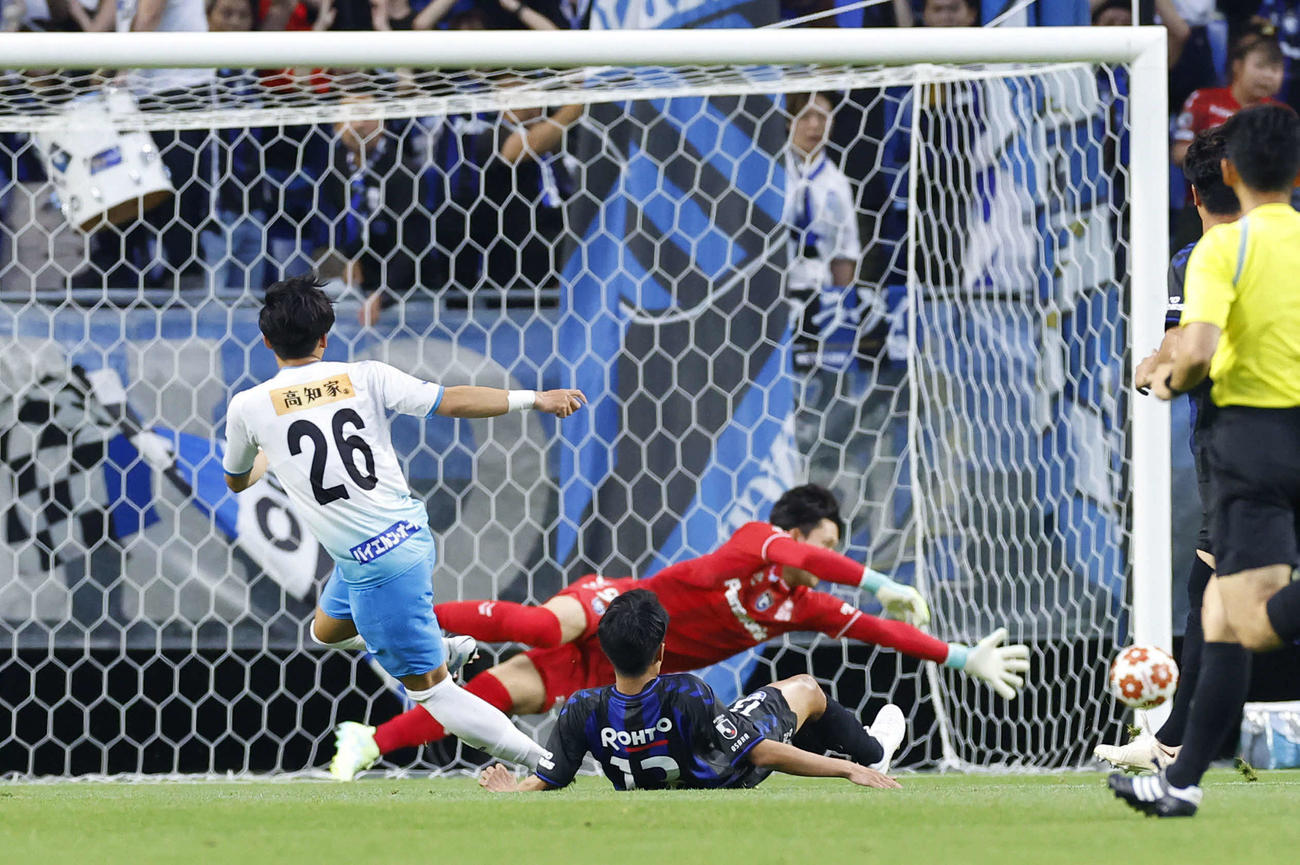 7日の天皇杯2回戦G大阪戦の前半、先制ゴールを決める高知ユナイテッド小林（左）