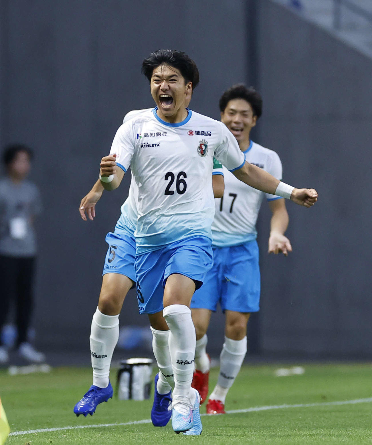 7日の天皇杯2回戦G大阪戦の前半、先制ゴールを決めて喜ぶ高知ユナイテッド小林