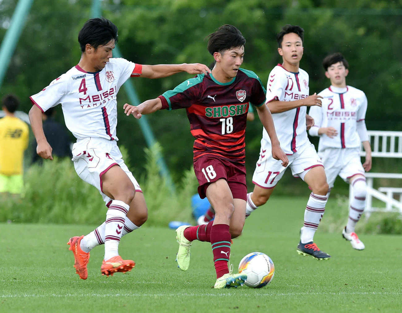 前半、ドリブルでゴールに向かう尚志・宮城