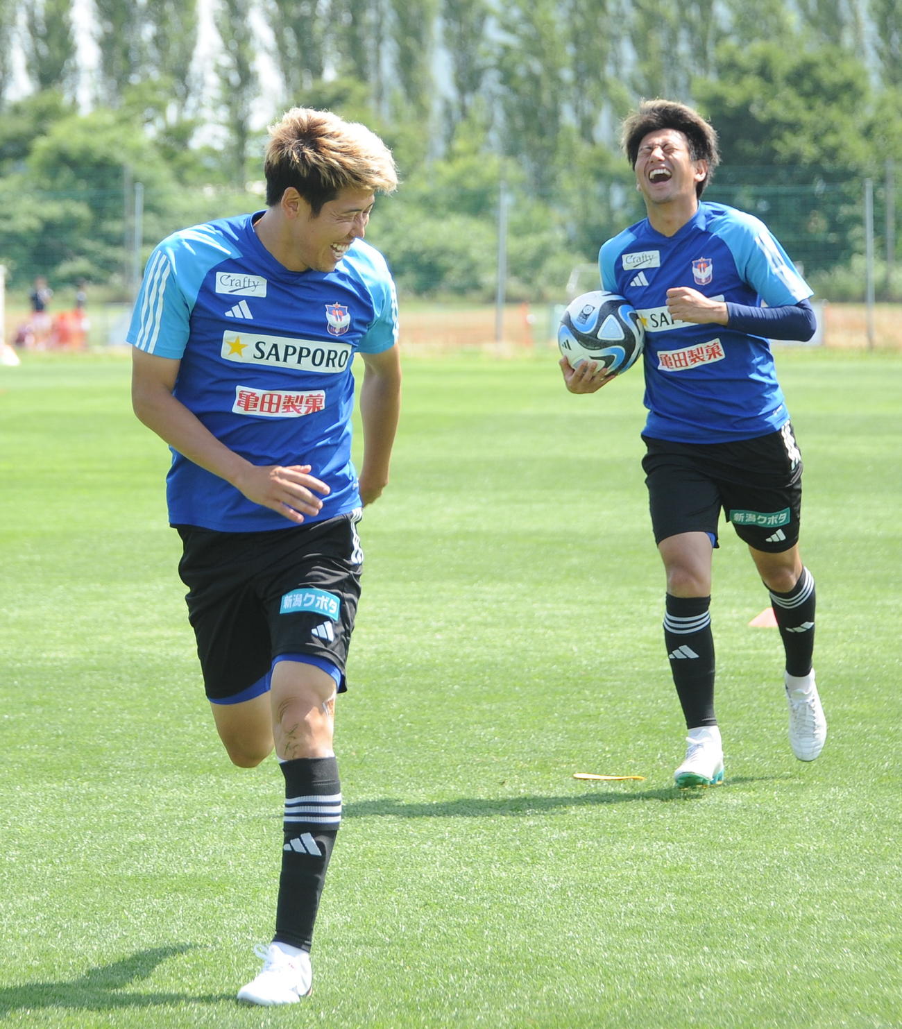 ルヴァン杯鹿島戦の前日練習で笑顔を見せる谷口（左）
