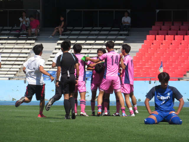 日大藤沢－桐蔭学園　PK戦に勝利し、全国大会出場を決めて喜ぶ日大藤沢の選手たち