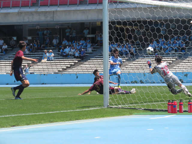 後半10分、MF齋藤俊輔が左足でゴールを奪い、桐光学園は2－0とリードを広げる