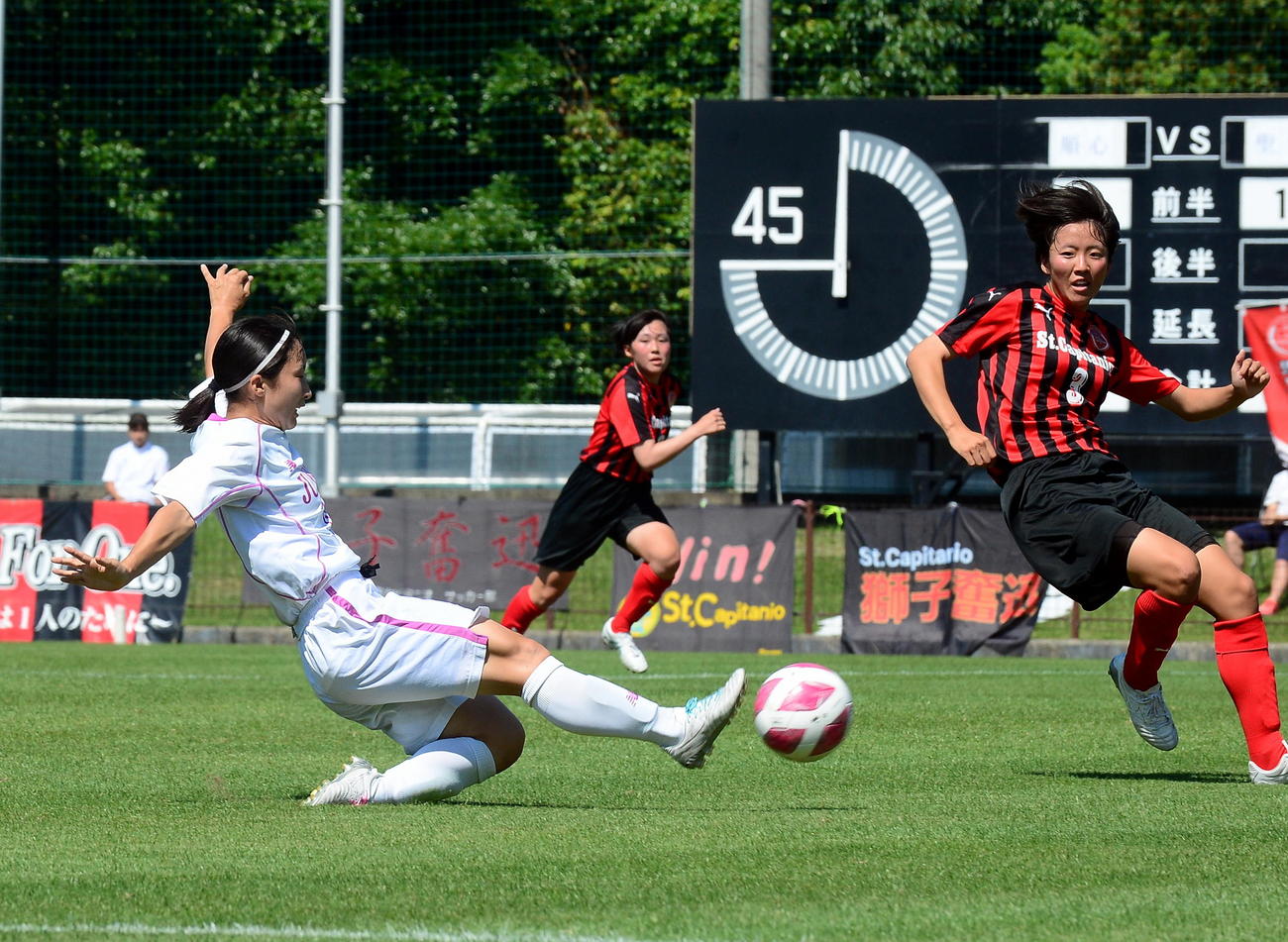 前半28分、同点ゴールを決める藤枝順心・久保田
