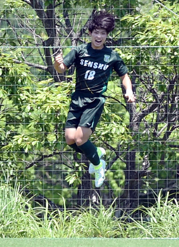 後半、先制ゴールを決めた専大北上・鎌田は、ジャンプしながらガッツポーズ