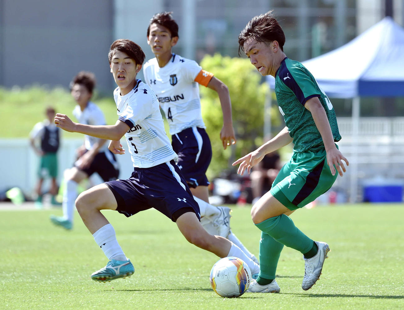 東北生活文化大高対遠野　後半、ボールを保持する遠野・照井（撮影・相沢孔志）
