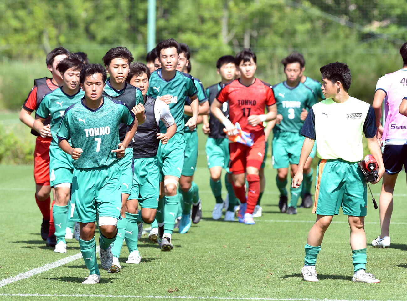 東北生活文化大高対遠野　4強入りを決め、あいさつに向かう遠野イレブン（撮影・相沢孔志）