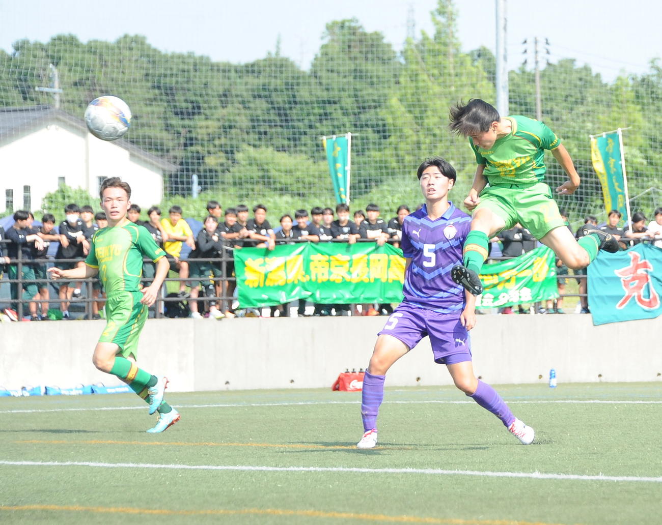 後半ロスタイムにヘディングで決勝点を奪う帝京長岡・浅井（右）
