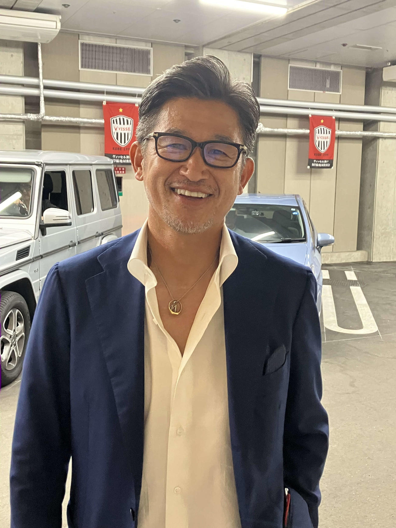 イニエスタに感謝の気持ちを伝えに来た三浦知良（撮影・阪口孝志）