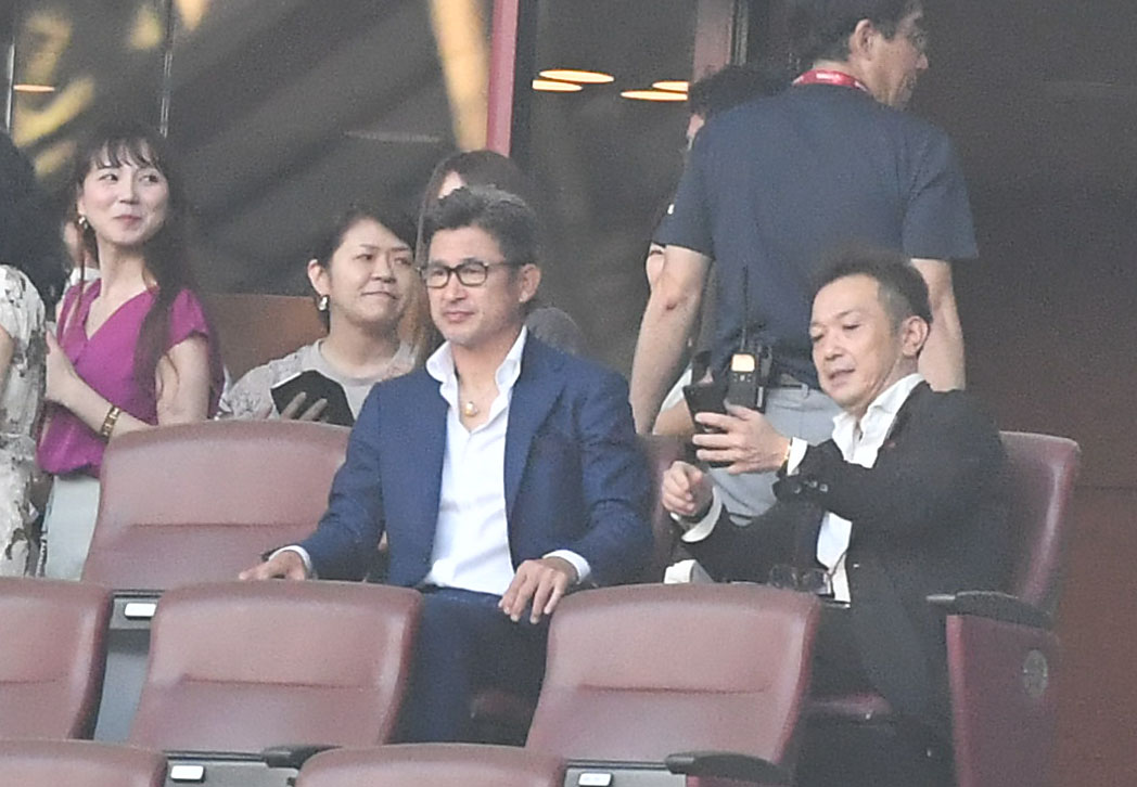 神戸対横浜FC　観戦するカズ（右から2人目）（撮影・滝沢美穂子）