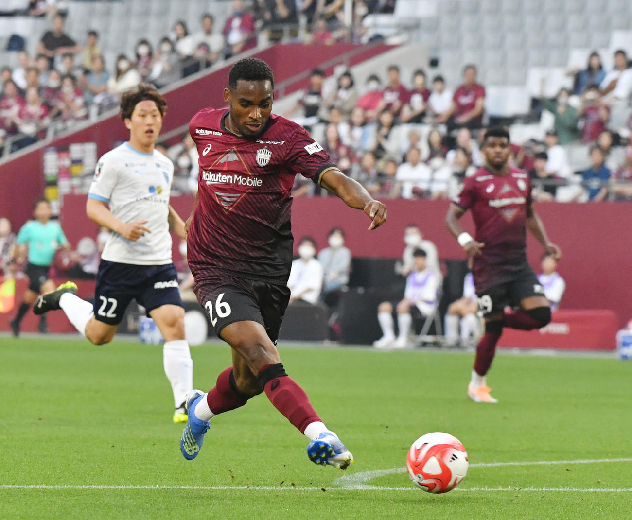 神戸対横浜FC　前半、先制ゴールを決める神戸パトリッキ（撮影・滝沢美穂子）