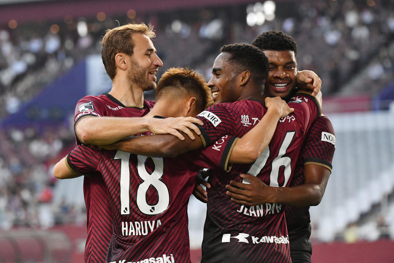 神戸対横浜FC　前半、先制ゴールを決めた神戸パトリッキ（右から2人目）に集まり喜ぶ選手たち（撮影・滝沢美穂子）