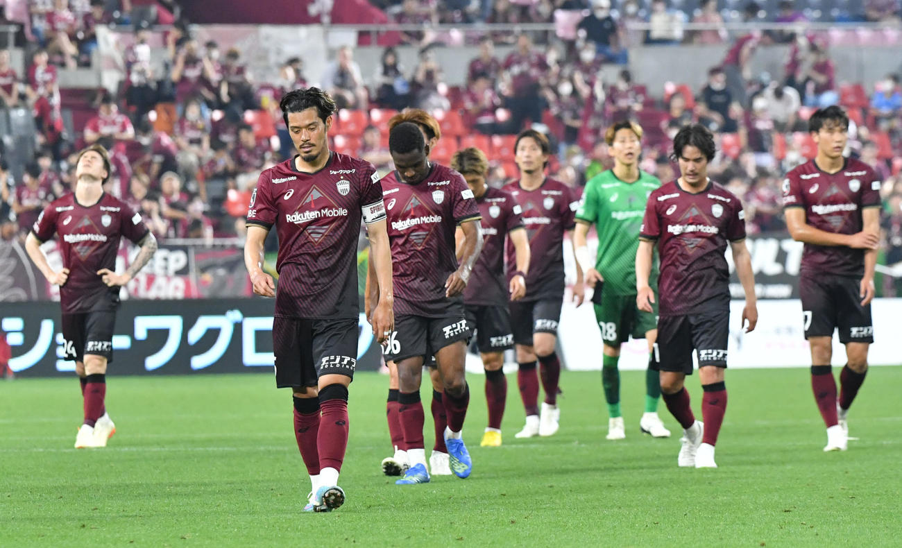 神戸対横浜FC　横浜FCに敗れ、観客席にむかう神戸の選手たち（撮影・滝沢美穂子）