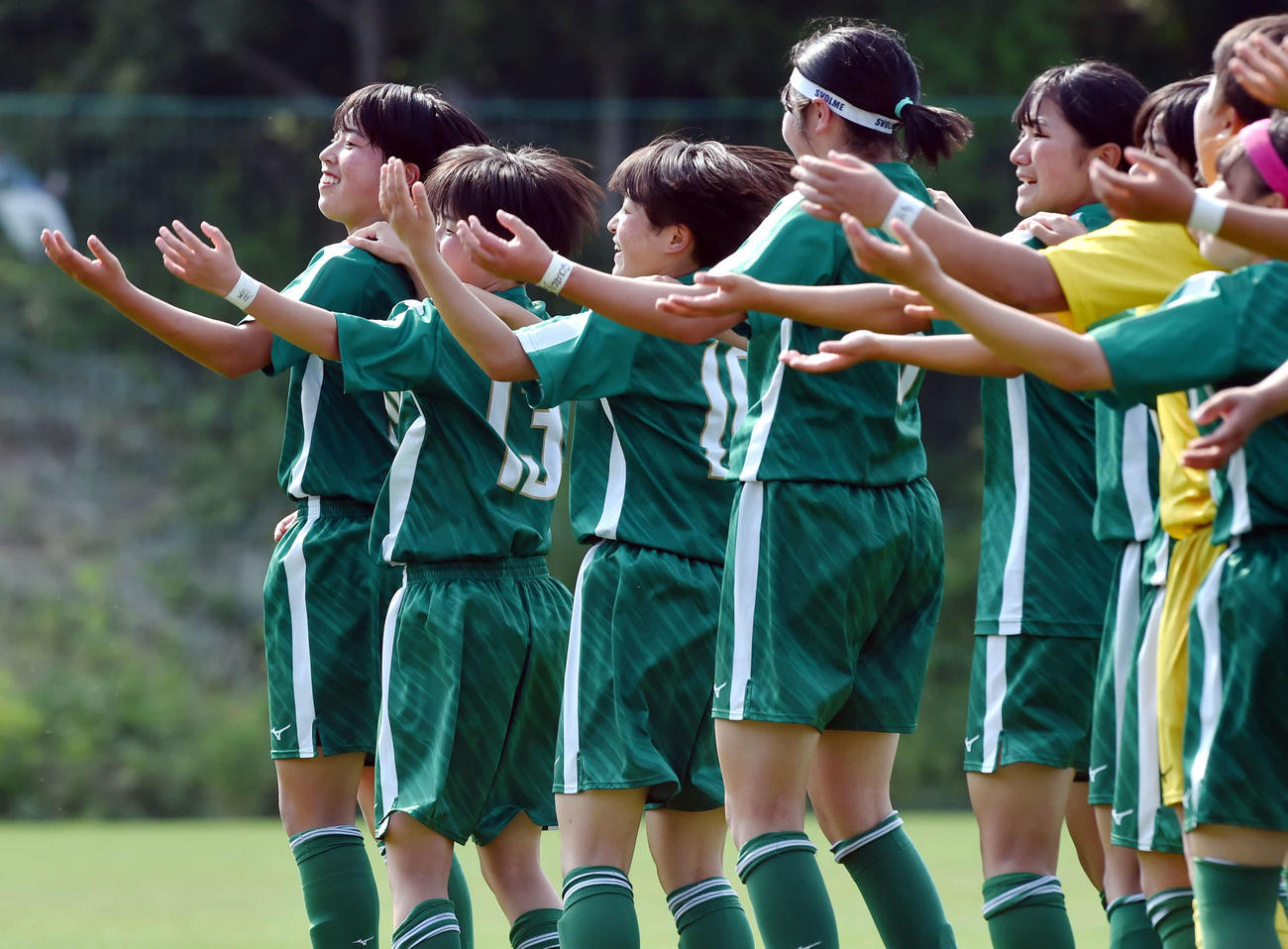 専大北上対尚志　試合後、応援席の選手たちと喜ぶ専大北上・昆野杏（左奥）らイレブン（撮影・相沢孔志）