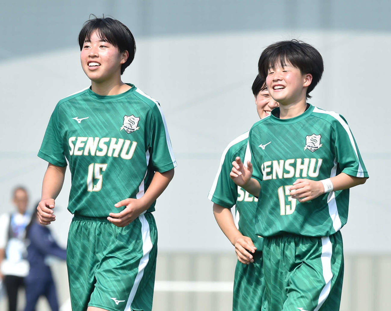 専大北上対尚志　応援席にあいさつに向かう専大北上・昆野杏（左）と大野（撮影・相沢孔志）