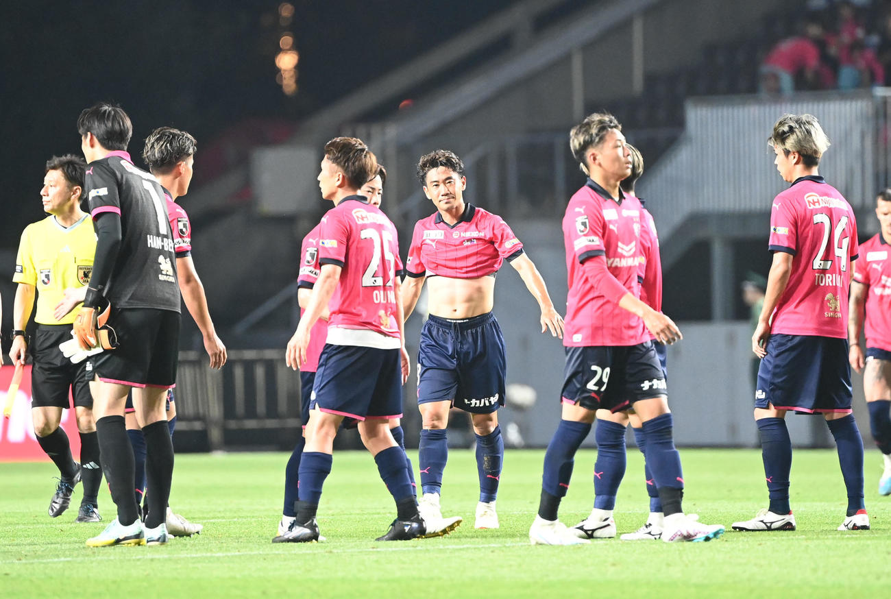 C大阪対G大阪　次のステージに進めず肩を落とすC大阪香川（中央）らC大阪の選手（撮影・和賀正仁）
