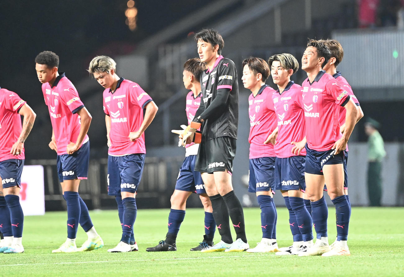 C大阪対G大阪　次のステージに進めず肩を落とすC大阪香川（右）らC大阪の選手（撮影・和賀正仁）
