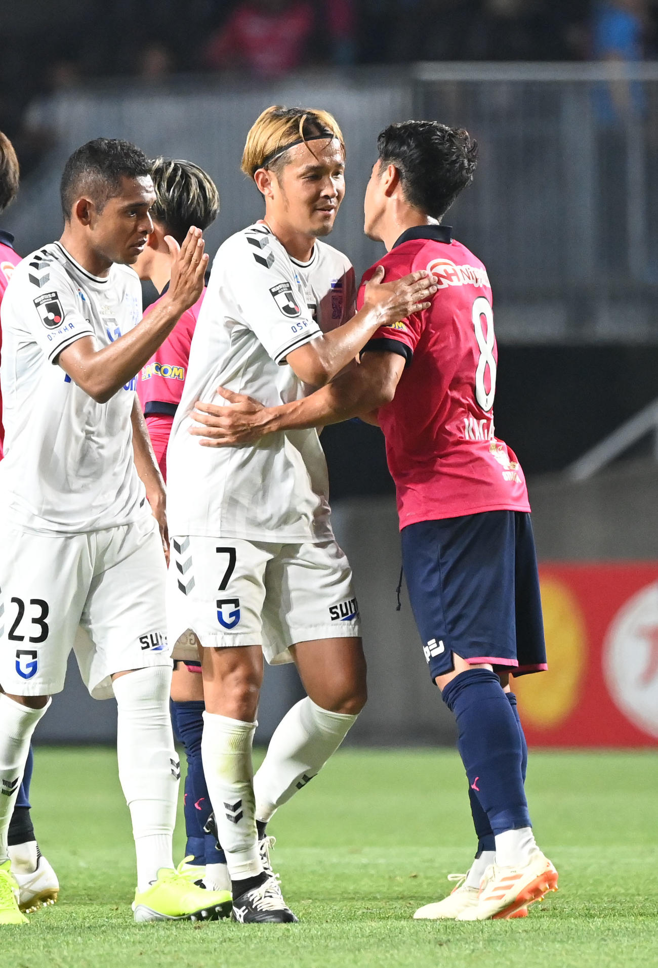 C大阪対G大阪　試合後、抱き合うG大阪宇佐美（中央）とC大阪香川（撮影・和賀正仁）