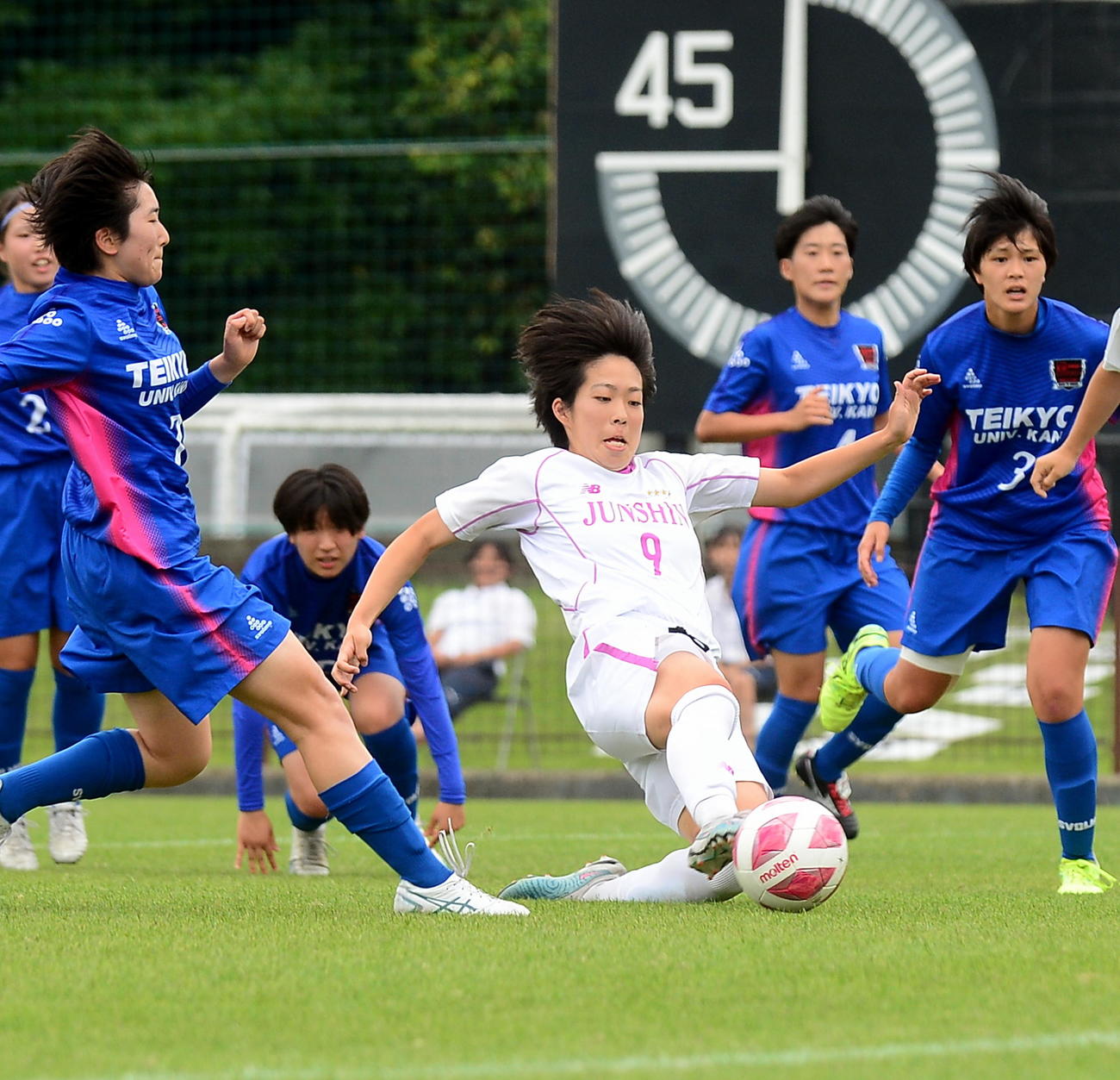 帝京大可児戦の前半12分、先制点を決める藤枝順心・高岡（中央）