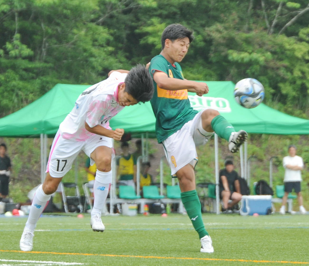 後半3分、ボレーシュートを決める静岡学園FW神田（左）　