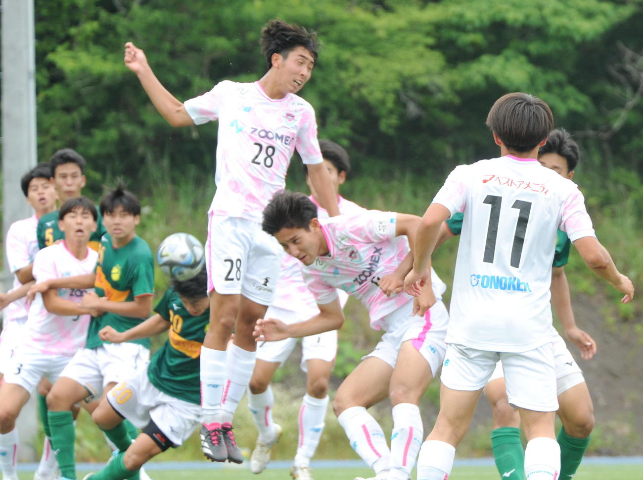 後半ロスタイム1分、左CKから同点弾を決める静岡学園MF大村（左から5人目）