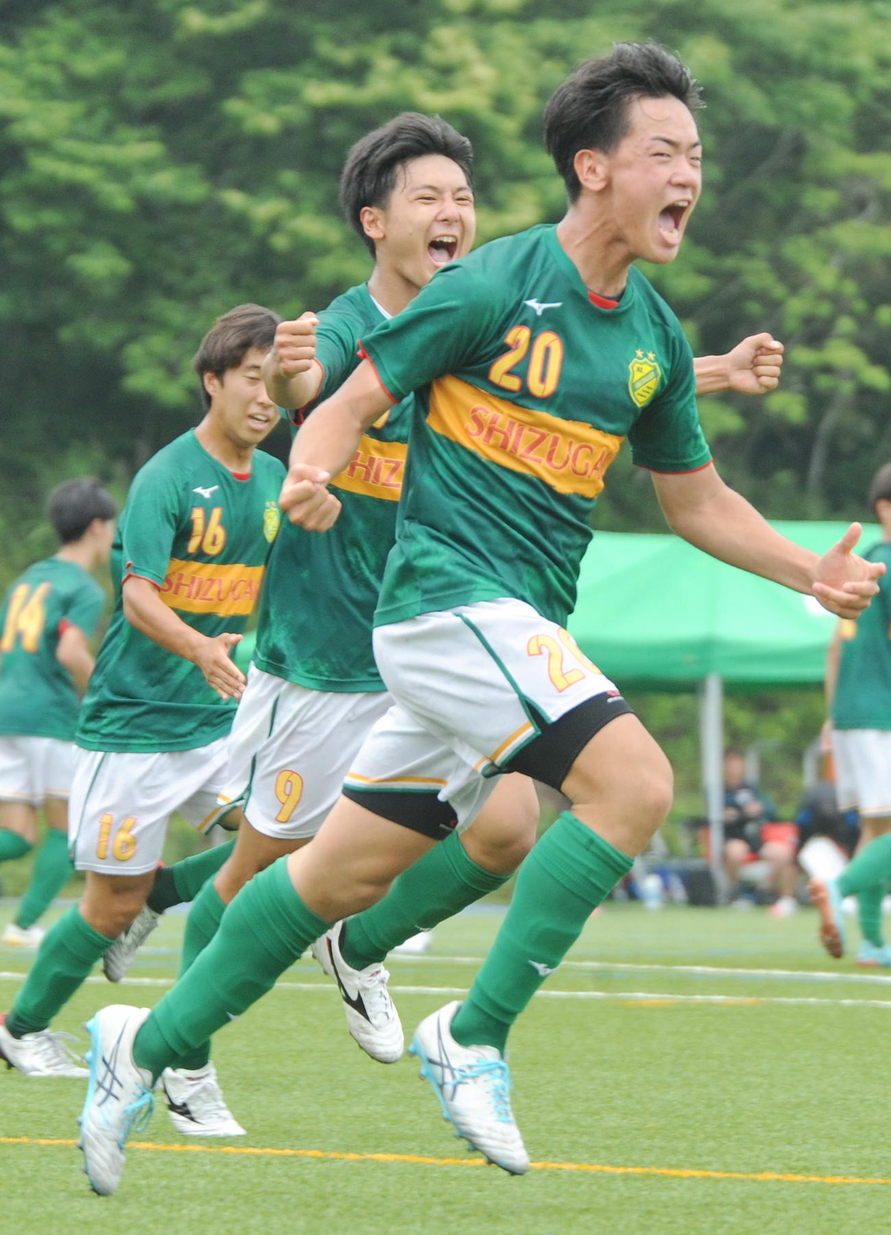 後半ロスタイム1分、同点弾を決め、吠える静岡学園MF大村（手前）