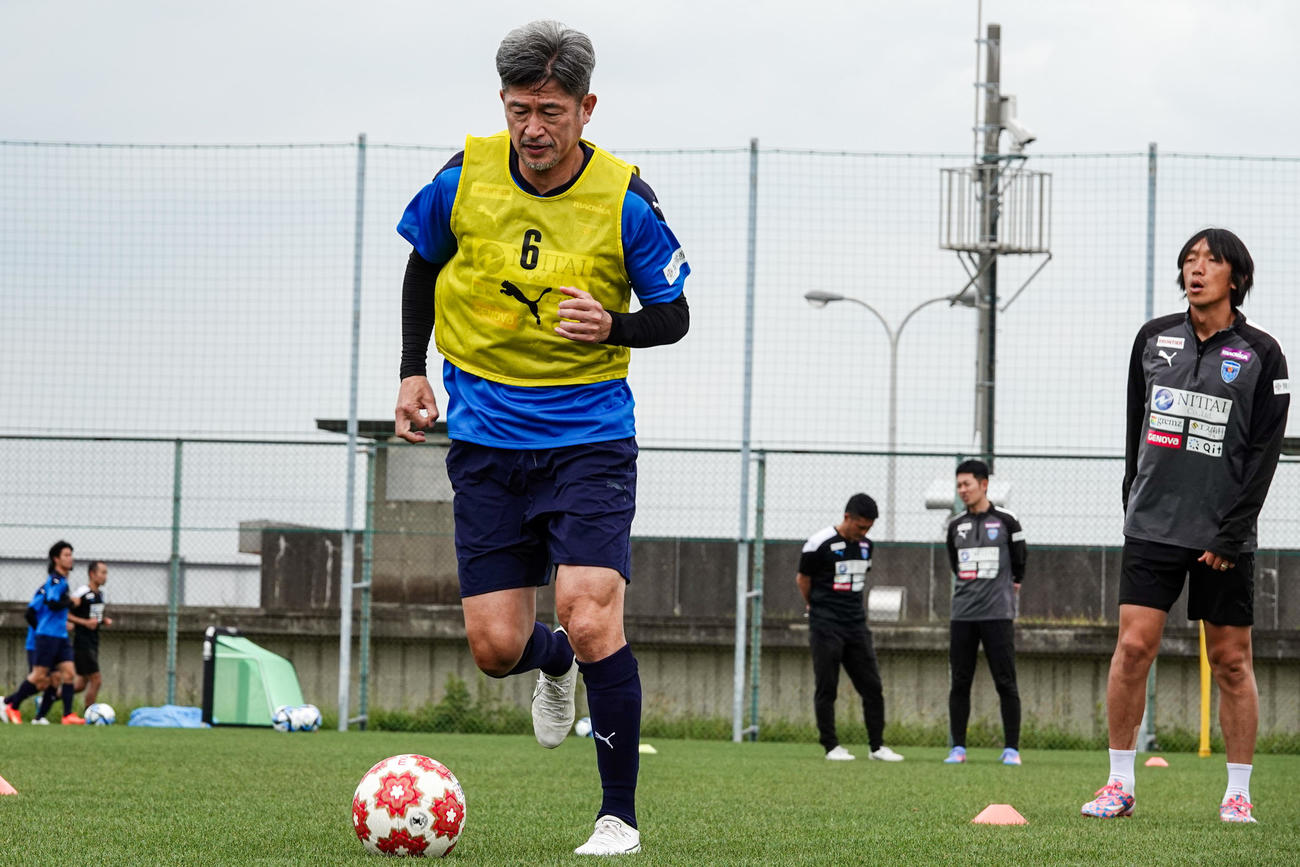 横浜FCの練習に参加したカズ。右は中村コーチ(C)YOKOHAMA FC