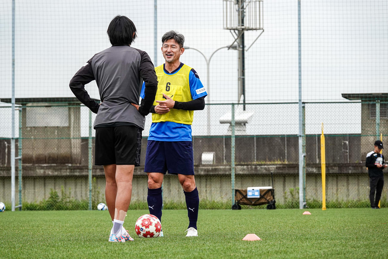 横浜FCの練習に参加したカズ（右）は中村コーチと談笑(C)YOKOHAMA FC