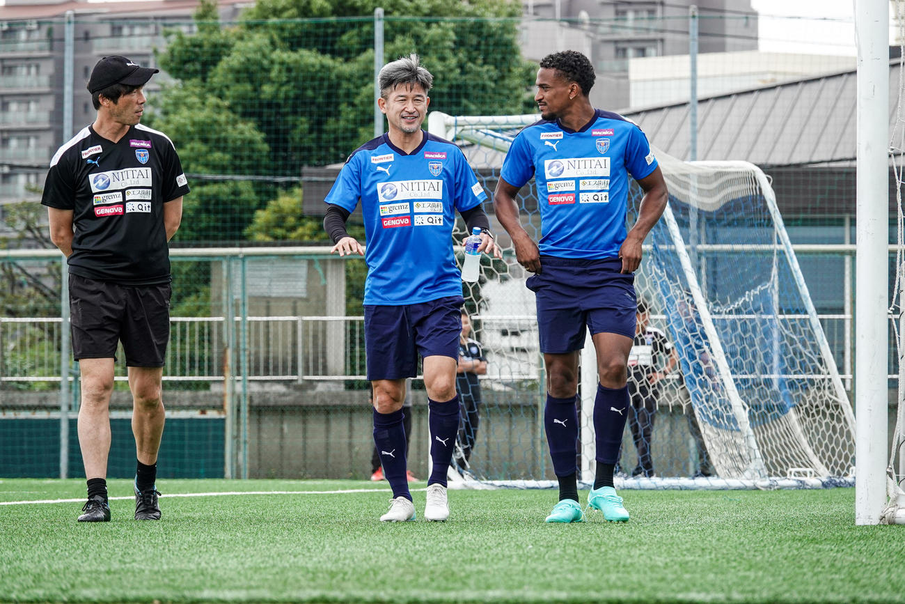 横浜FCの練習に参加したカズ（中央）(C)YOKOHAMA FC