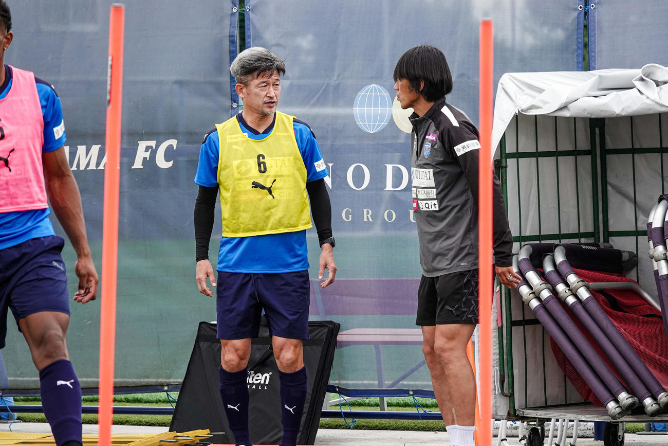 横浜FCの練習に参加したカズ（左）は中村コーチと言葉を交わす(C)YOKOHAMA FC