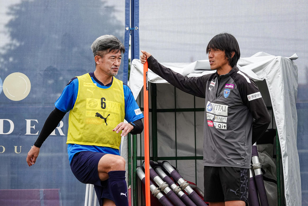 横浜FCの練習に参加したカズ（左）は中村コーチと言葉を交わす(C)YOKOHAMA FC