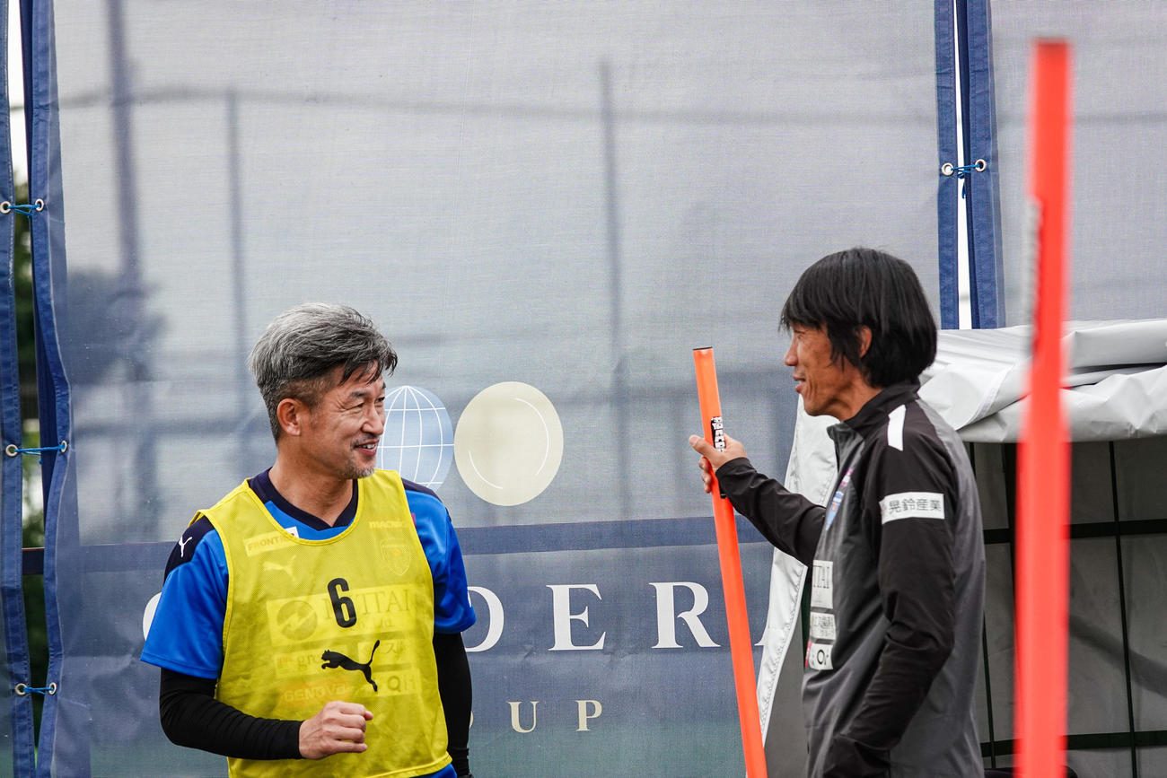 横浜FCの練習に参加したカズ（左）は中村コーチと言葉を交わす(C)YOKOHAMA FC