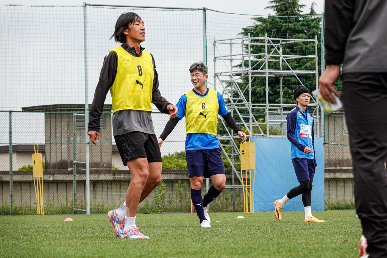 横浜FCの練習に参加したカズ（中央）。左は中村コーチ(C)YOKOHAMA FC