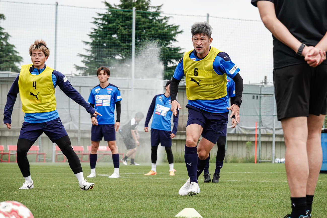 横浜FCの練習に参加したカズ（右）(C)YOKOHAMA FC
