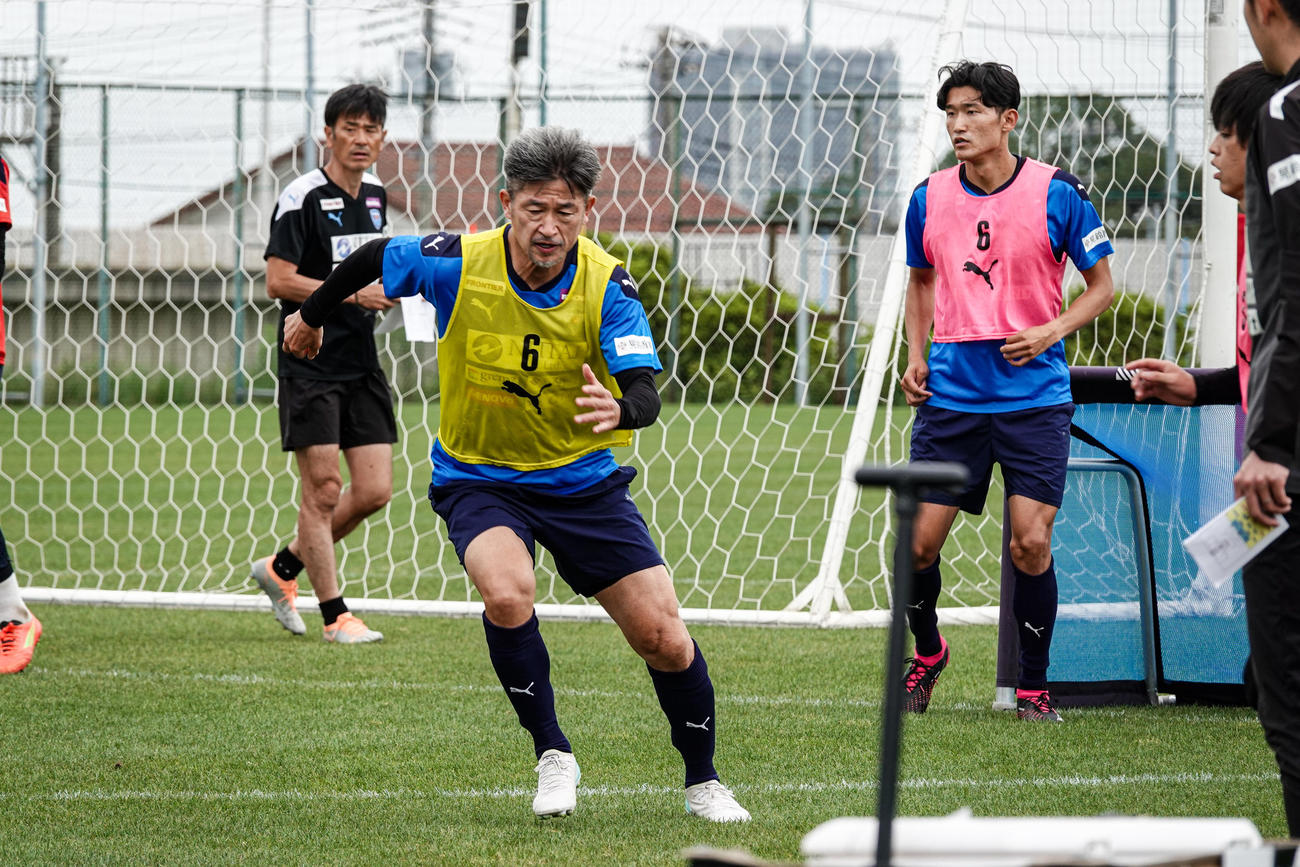 横浜FCの練習に参加したカズ（中央）(C)YOKOHAMA FC