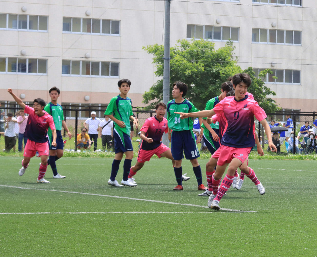 札幌創成対酪農学園大とわの森三愛　後半20分、ヘディングシュートで3点目を追加する札幌創成・加我（手前右）（撮影・保坂果那）