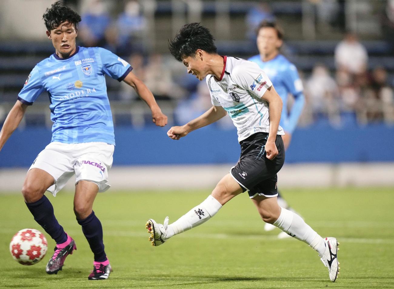 横浜FC対岩手　前半、先制ゴールを決める岩手・松原（右）（共同）