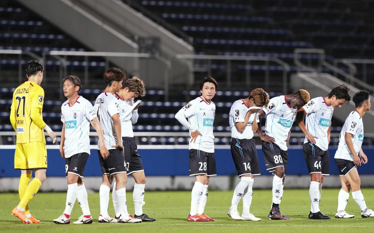 横浜FCに敗れた岩手イレブン（共同）