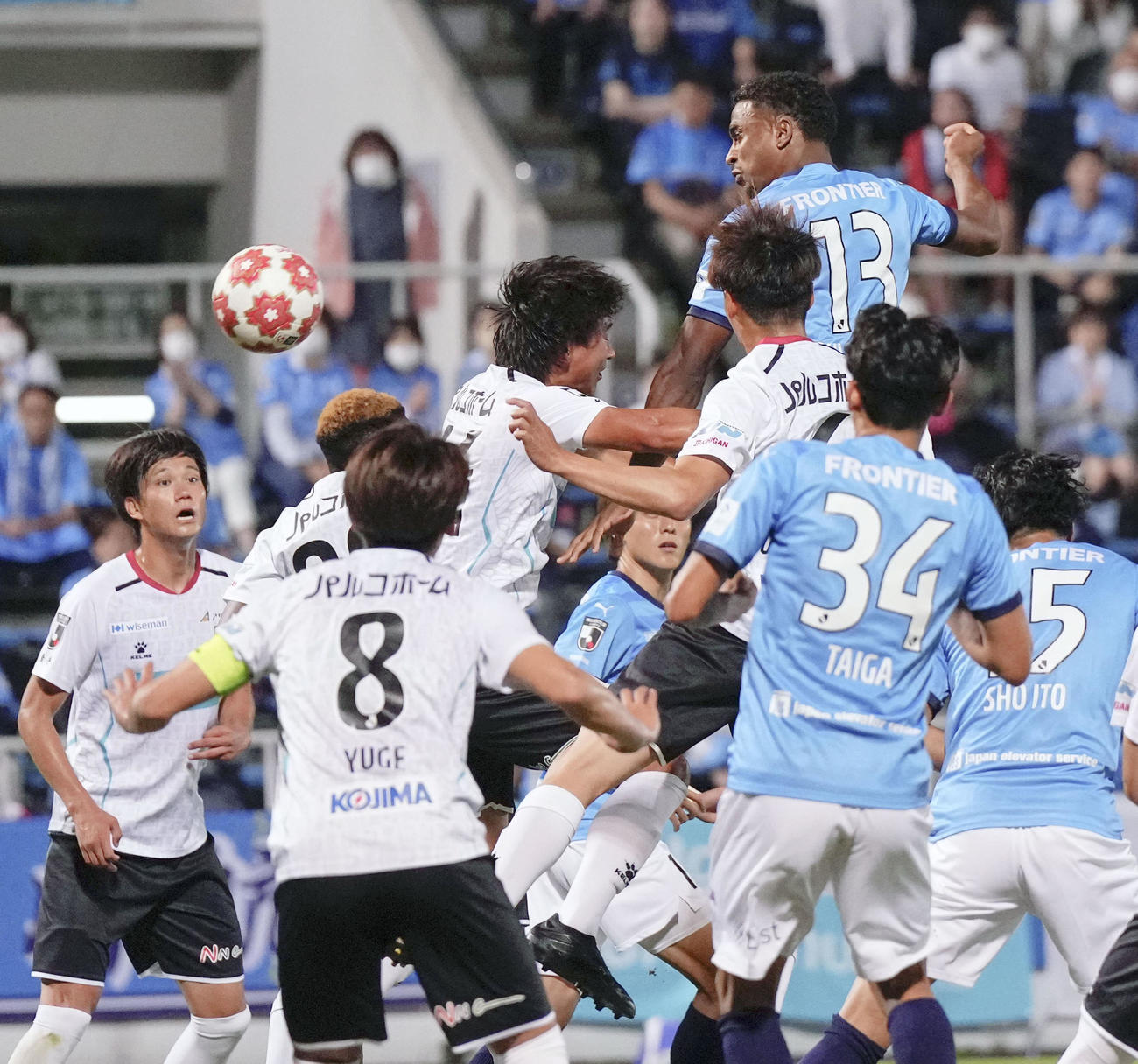 後半、ヘディングで自身1点目のゴールを決める横浜FC・サウロミネイロ（右上、13）（共同）