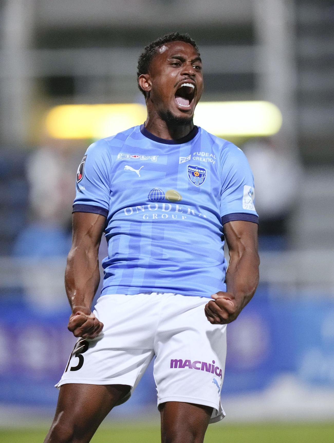 後半、自身1点目のゴールを決めて喜ぶ横浜FC・サウロミネイロ（共同）
