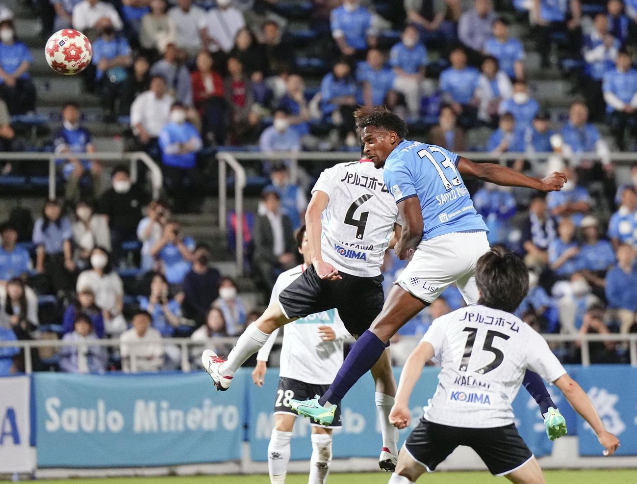 後半、自身2点目のゴールを決める横浜FC・サウロミネイロ（13）（共同）