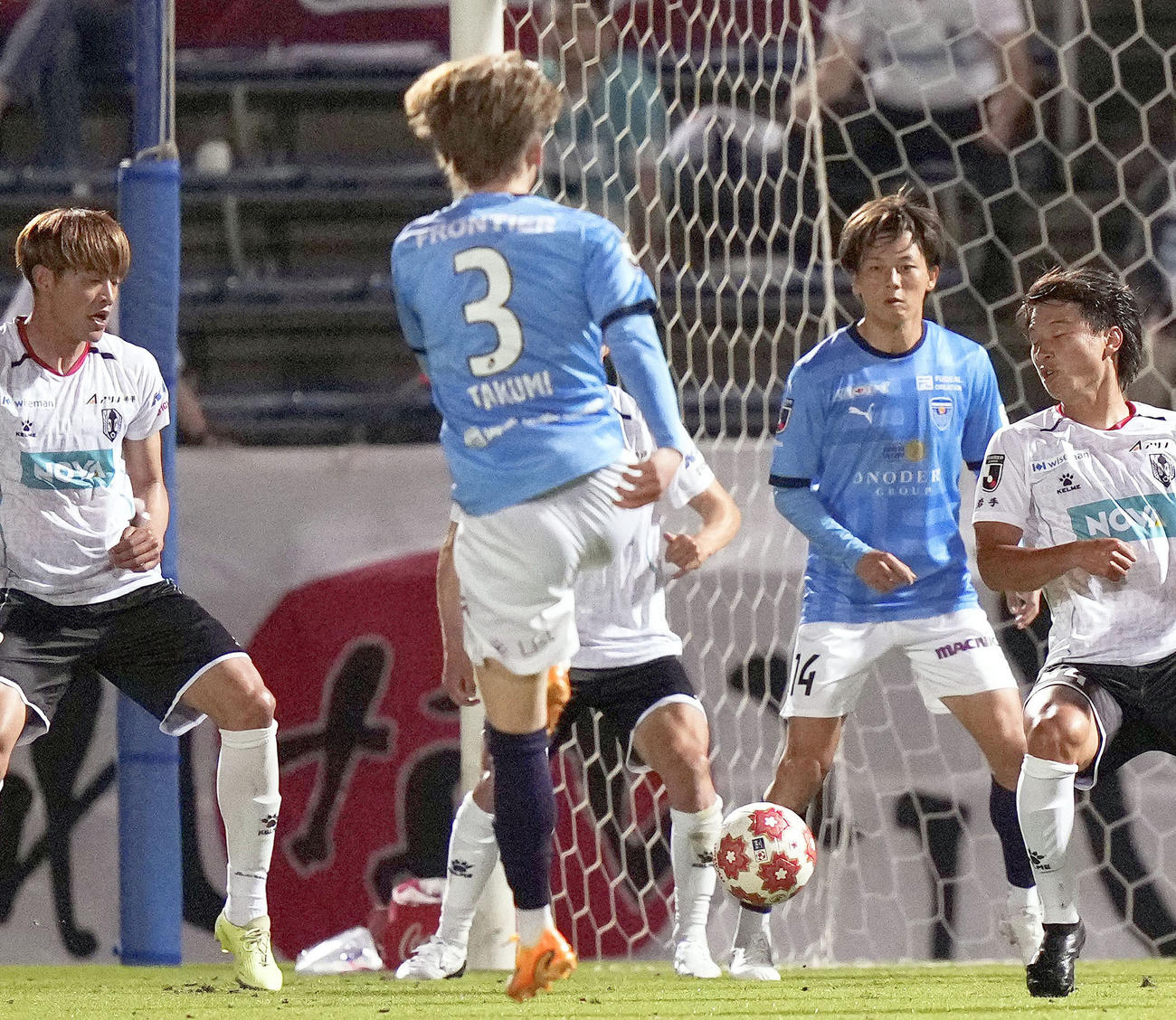 前半、同点ゴールを決める横浜FC・中村（3）（共同）