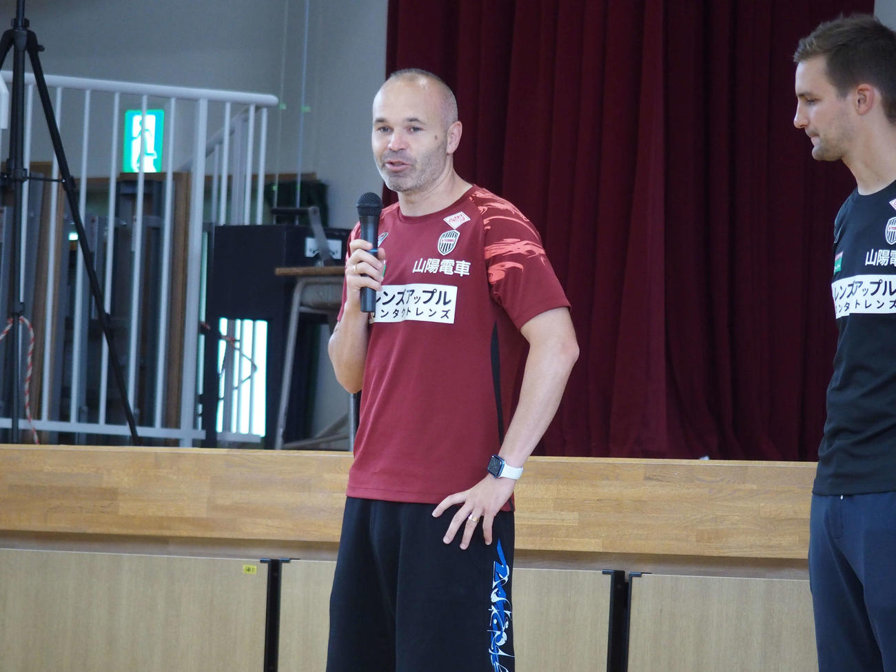 神戸市内の小学校を訪問し、生徒の前で話す神戸MFアンドレス・イニエスタ（撮影・永田淳）
