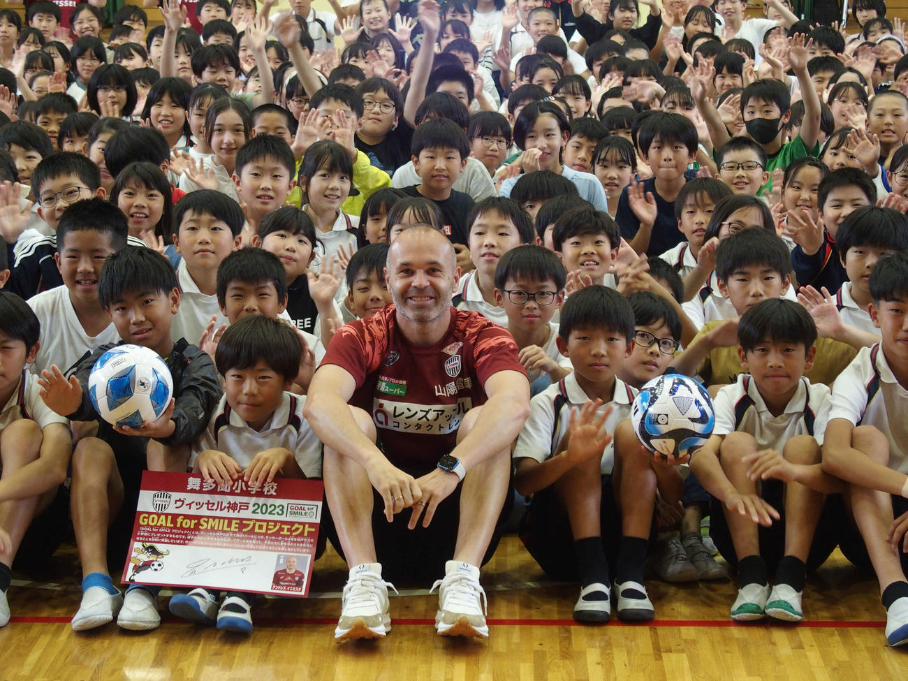 神戸市内の小学校を訪問し、笑顔で集合写真に収まる神戸MFアンドレス・イニエスタ（撮影・永田淳）