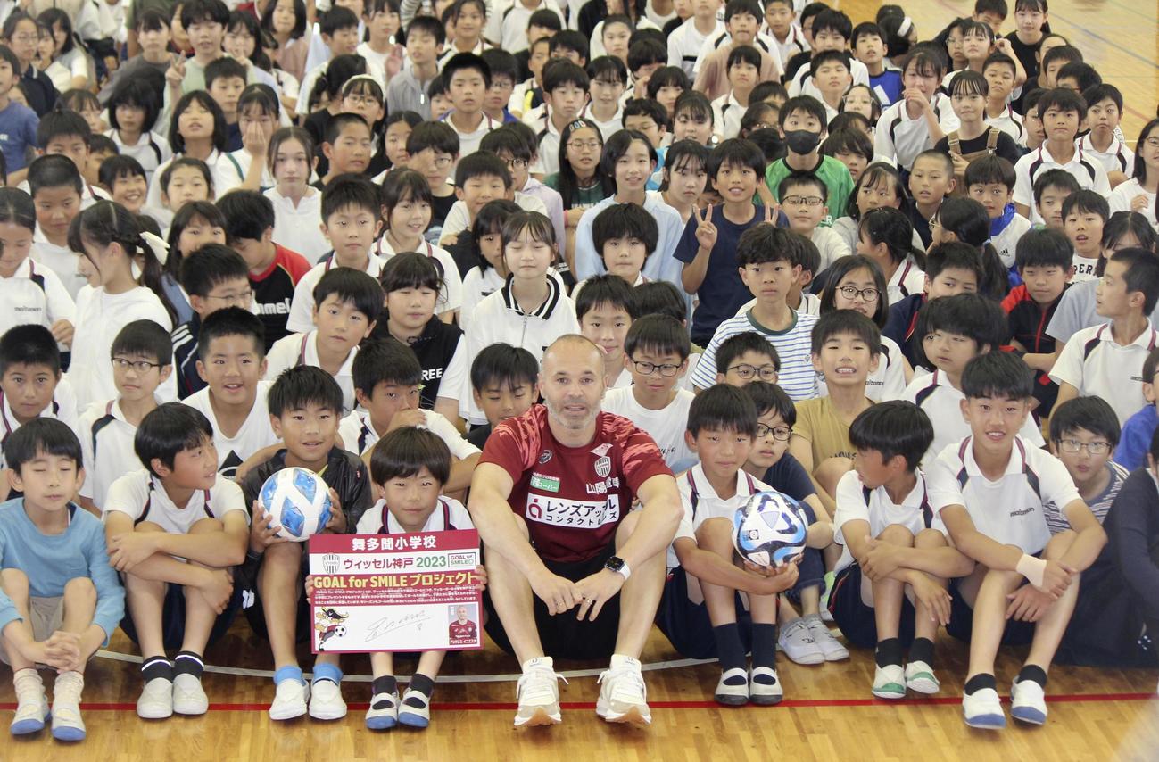 神戸市垂水区の舞多聞小学校を訪問し、記念撮影するJ1神戸のイニエスタ（共同）