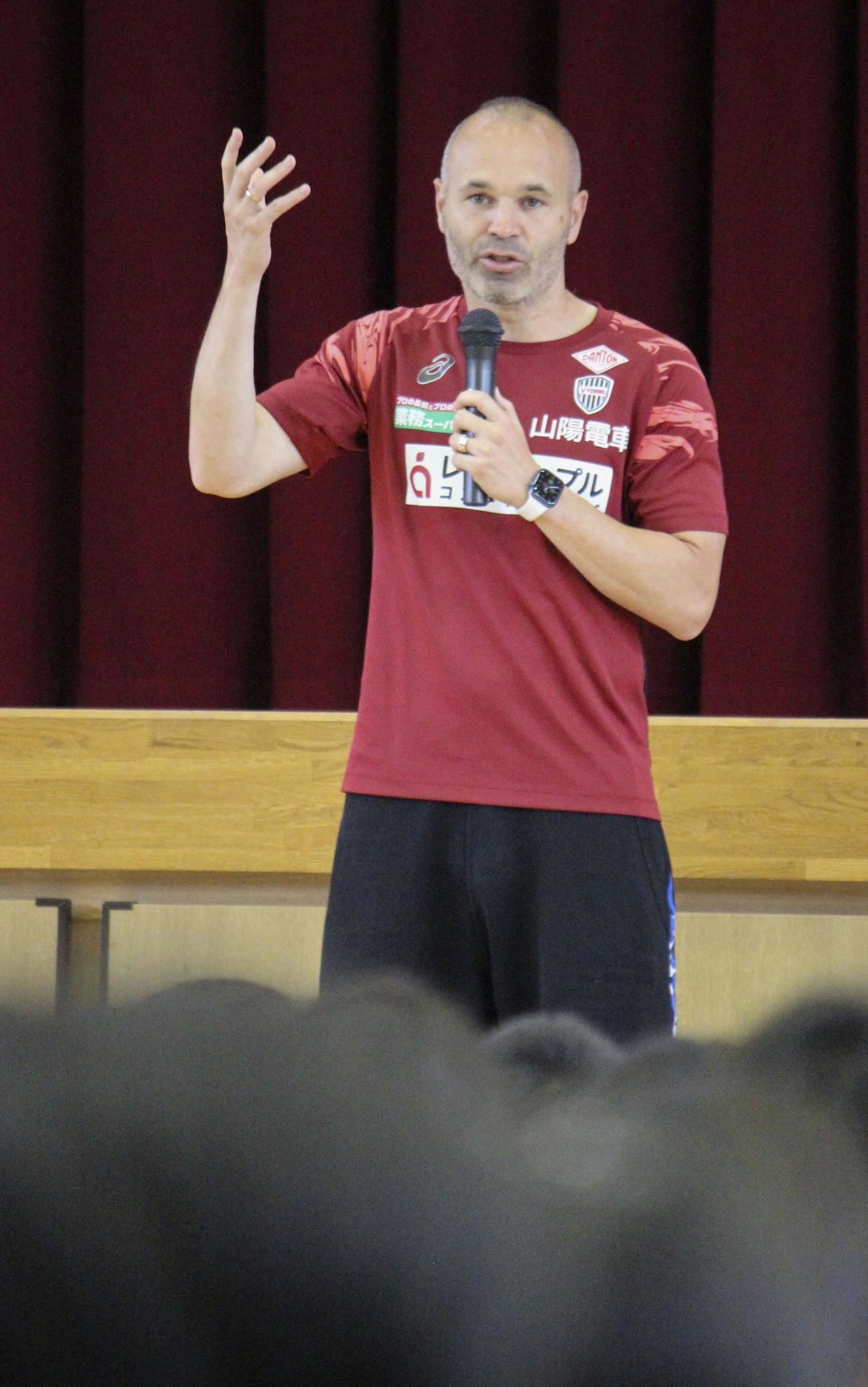 神戸市垂水区の舞多聞小学校を訪問し、メッセージを送るJ1神戸のイニエスタ（共同）