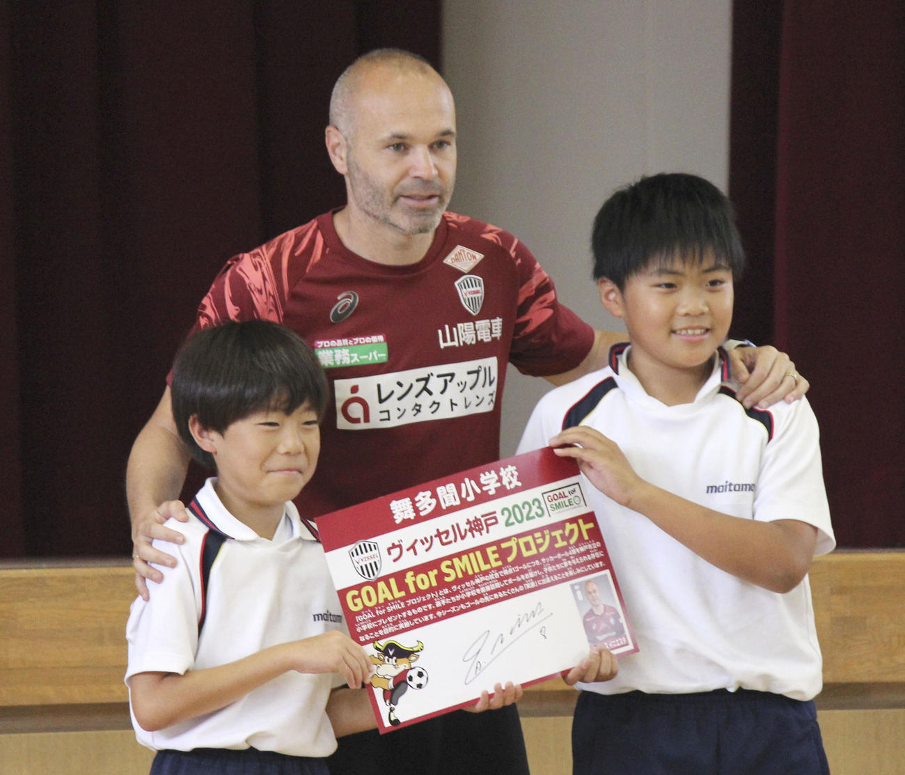 神戸市垂水区の舞多聞小学校を訪問し、記念撮影するJ1神戸のイニエスタ（共同）